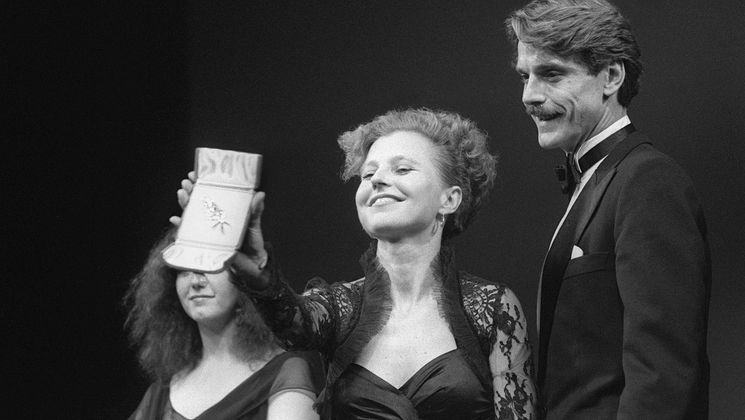 Hanna Schygulla, Award for Best Actress - Stori di Piera (L'histoire de Pierra) - Jeremy Irons © Ralph Gatti - Gabriel Duval / AFP