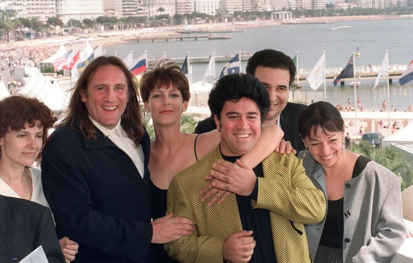 Pedro Almodóvar and the members of the Feature Film Jury (including Gérard Depardieu, President, and Jamie Lee Curtis) pose for the Press in 1992 © Mario Goldman / AFP