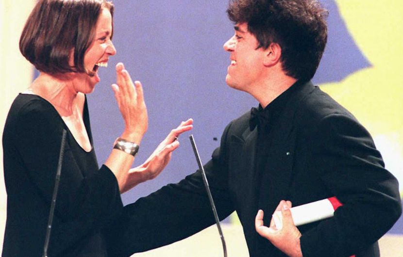 Pedro Almodóvar remet le Prix de la la Mise en scène à Frances McDormand en l'absence de son mari Joel Coen pour son film Fargo © Patrick Hertzog / AFP