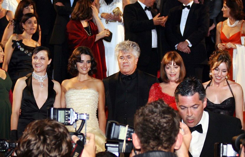 Pedro Almodóvar poses with his cast, Spanish actresses Blanca Portillo, Penelope Cruz, Carmen Maura, and Lola Duenas at the premiere of his film "Volver" © Pascal Guyot / AFP