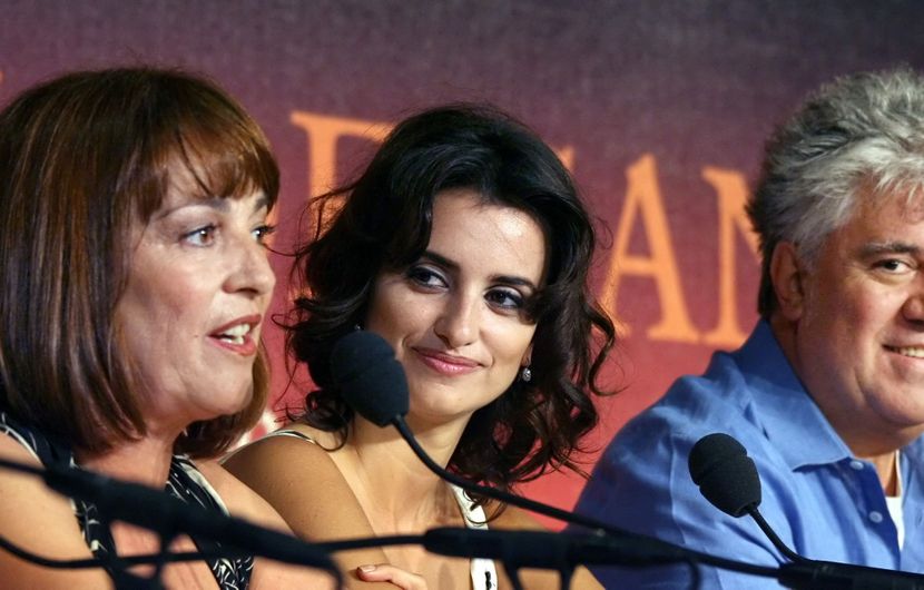 Carmen Maura, Penélope Cruz et Pedro Almodóvar pendant la conférence de presse du film "Volver" au 59e Festival de Cannes © Pascal Guyot / AFP