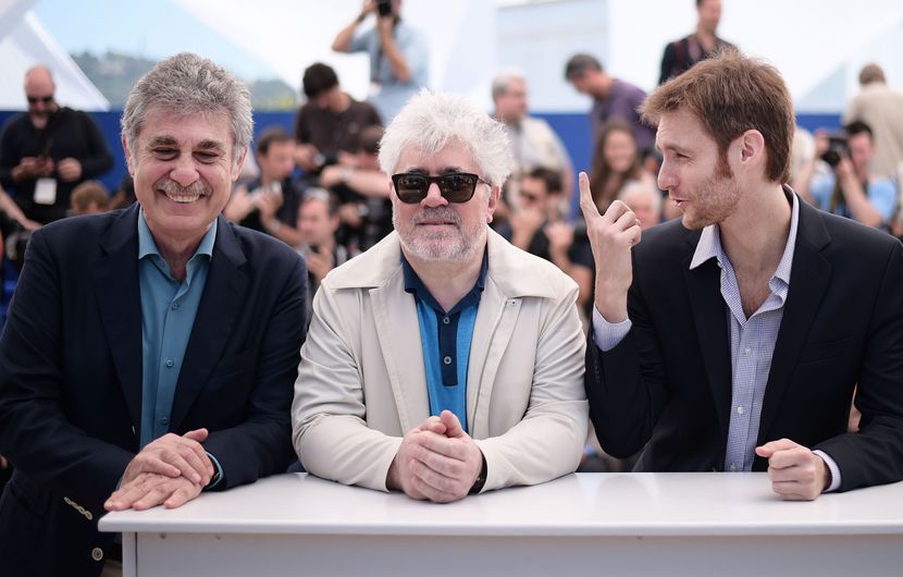 Pedro Almodóvar vient présenter au 67e Festival de Cannes le film  "Relatos Salvajes" de Damián Szifrón (à droite) qu'il produit avec Hugo Sigman (à gauche) © Bertrand Langlois / AFP