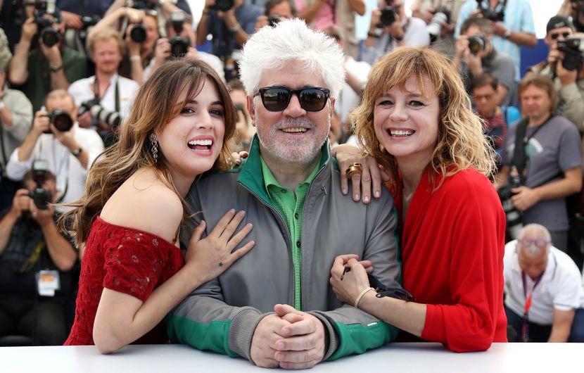 Adriana Ugarte, Pedro Almodóvar et Emma Suárez pendant le photocall de "Julieta" au 69e Festival de Cannes © Valery Hache / AFP