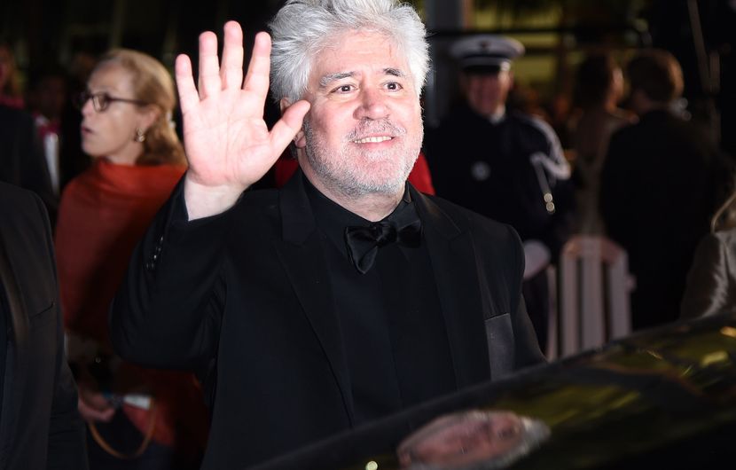 Pedro Almodóvar waves as he leaves following the screening of the film "Julieta" © Anne-Christine Poujoulat / AFP