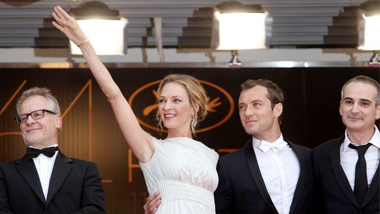 Thierry Fremaux, Uma Thurman, Jude Law, Olivier Assayas - Red Steps © AFP