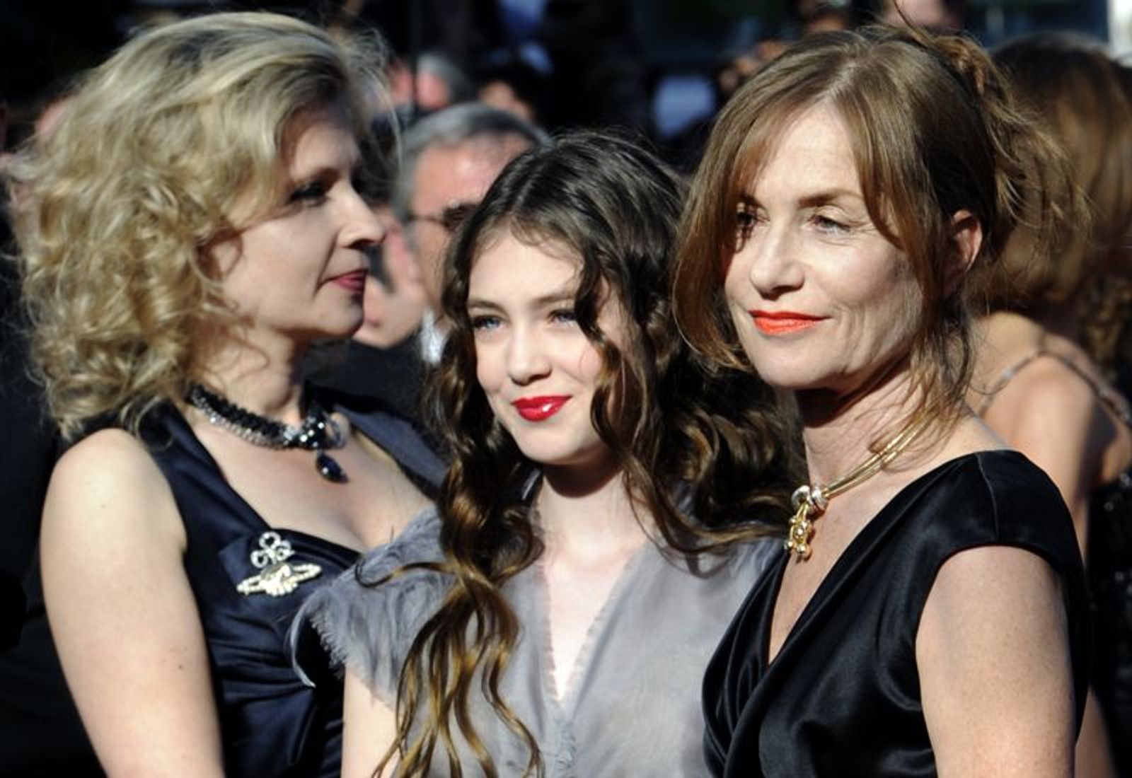 Eva Ionesco, Anamaria Vartolomei, Isabelle Huppert - Red Steps © AFP ...