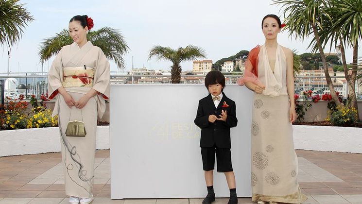 Hako Oshima, Naomi Kawase and her son - Photocall - Hanezu No Tsuki © AFP