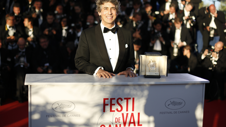 Alexander Payne receives the prize in the name of Bruce Dern - Photocall - Best Actor Award © AFP © AFP