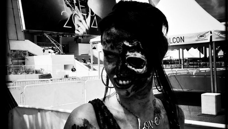 Une femme déguisée en zombie pendant le 67e Festival de Cannes © Valery Hache