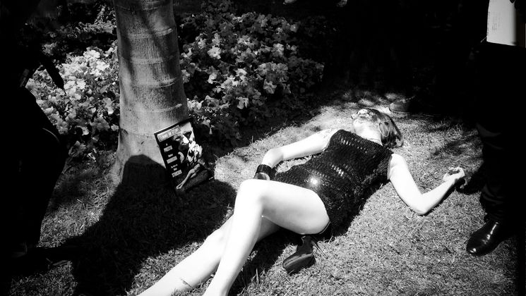 Une femme joue une scène de crime pendant le 67e Festival de Cannes © Valery Hache