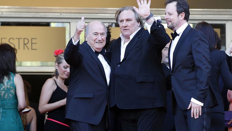 Sepp Blatter, Gérard Depardieu et Frédéric Auburtin - Montée des marches - United Passions © AFP / V. Hache