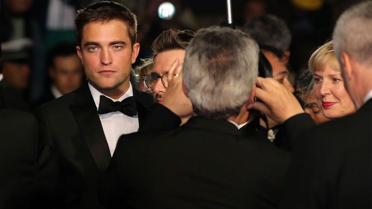 Robert Pattinson - Montée des marches - The Rover © AFP / L. Venance