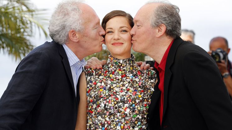 Jean-Pierre Dardenne, Marion Cotillard and Luc Dardenne - Photocall - Deux jours, une nuit (Two Days, One Night) © FDC / M. Petit