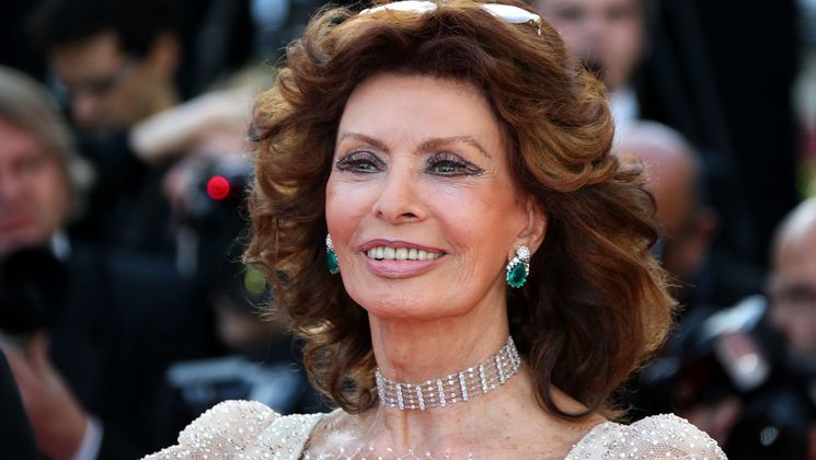 Sophia Loren - Montée des marches - Mariage à l'italienne (Matrimonio all'italiana) © FDC / G. Lassus-Dessus