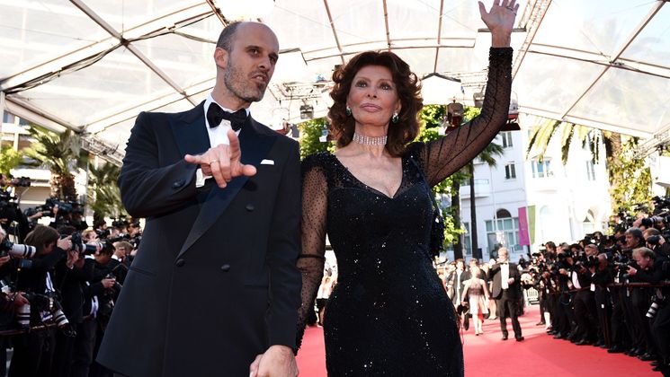 Edoardo Ponti et Sophia Loren - Montée des marches - Cérémonie du palmarès © AFP / B. Langlois