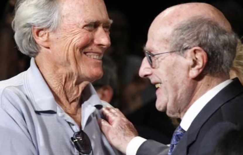 Clint Eastwood and Manoel de Oliveira, during the tribute paid to him © AFP
