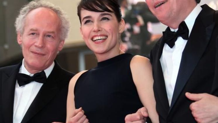 Arta Dobroshi with the Dardenne Brothers, Climbing Steps of the films Lorna's Silence © AFP