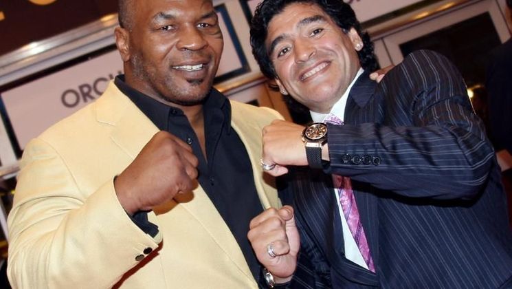 Mike Tyson and Diego Maradona, Climbiong of the Steps of the film Ché © AFP