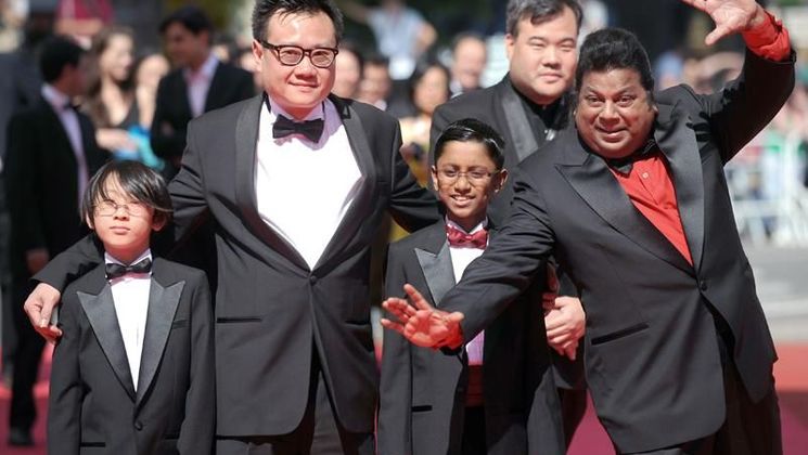 Eric Khoo, Jathisweran, Francis Bosco and his son. Climbing of the Steps for 'My Magic' © AFP