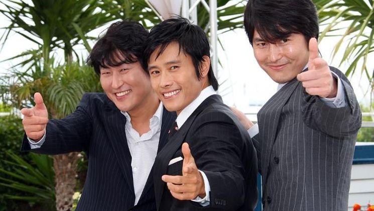 Song Kang-Ho, Lee Byung-Hun et Jung Woo-Sung, photocall du film Le Bon, la Brute et le Cinglé © AFP