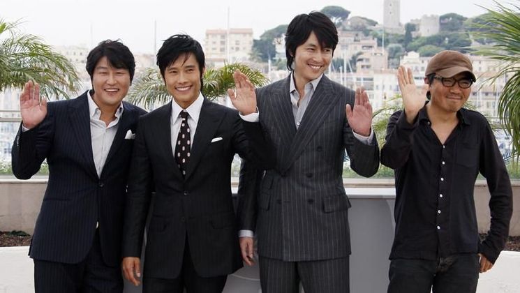 Song Kang-Ho, Lee Byung-Huiren, Jung Woo-Sung et Kim Jee-Woon, photocall du film Le Bon, la Brute et le Cinglé © AFP