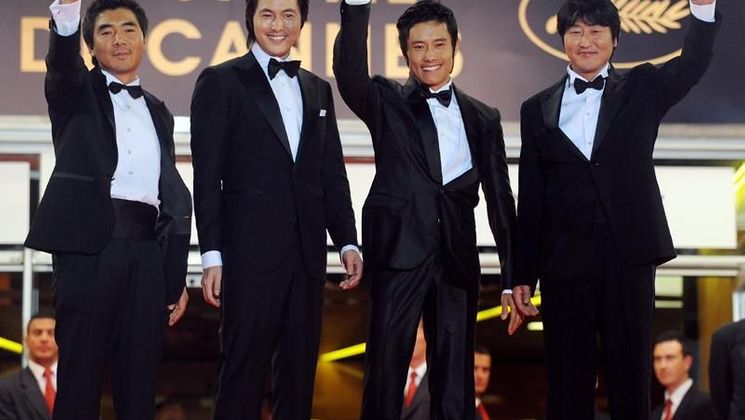 Kim Jee-Woon, Jung Woo-Sung, Lee Byung-Hun and Song Kang-Ho, Climbing of the Steps of the film The Good, the Bad, the Weird © AFP