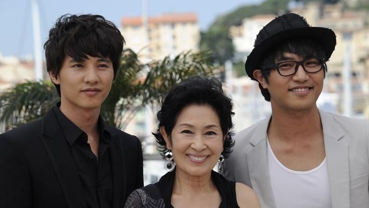 South-Korean actress Kim Hye-Ja, actor Won Bin and Jin Goo (Mother) © AFP © AFP