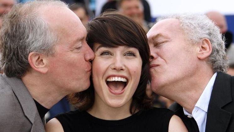 Luc and Jean-Pierre Dardenne with Arta Dobroshi during "Lorna's Silence" photocall  © AFP