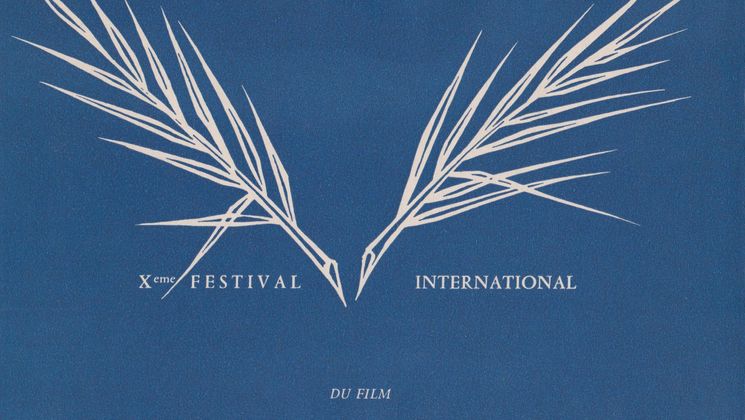 En 1957, Raymond Gide redessine la Palme pour la couverture d’un album publié lors du Xe anniversaire du Festival. © FDC