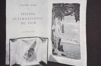 La bijoutière Lucienne Lazon crée le premier trophée « Palme d’or » en 1955. En 1956, le prix est accompagné d’un diplôme illustré sur lequel la palme est également figurée.