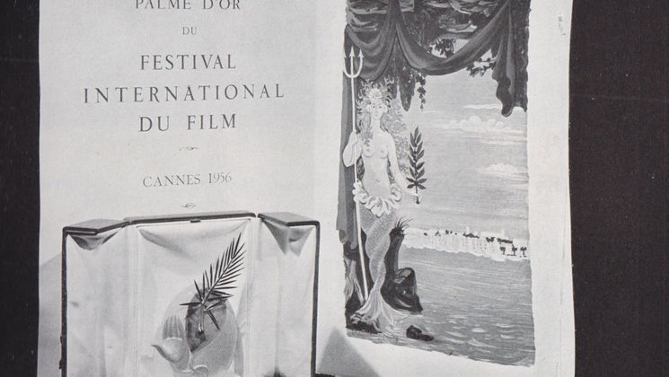 La bijoutière Lucienne Lazon crée le premier trophée « Palme d’or » en 1955. En 1956, le prix est accompagné d’un diplôme illustré sur lequel la palme est également figurée. © FDC
