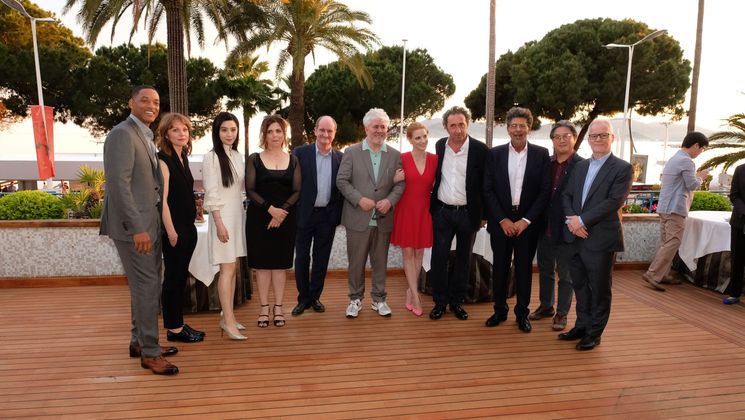 Thierry Frémaux and Pierre Lescure with the members of the Feature films Jury © Mathilde Petit / FDC