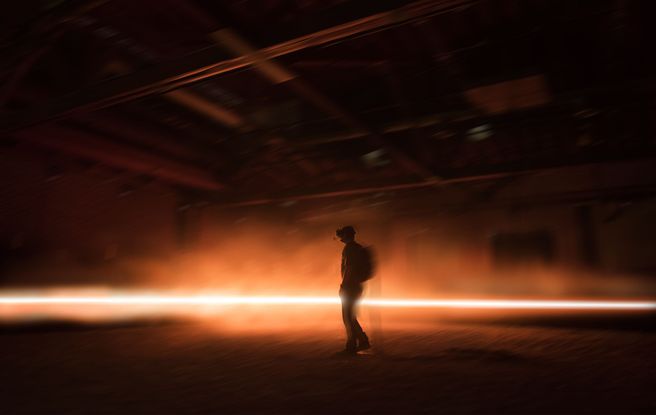Photo de l'installation en réalité virtuelle Carne y Arena (Virtually Present, Physically Invisible) © Emmanuel Lubezki