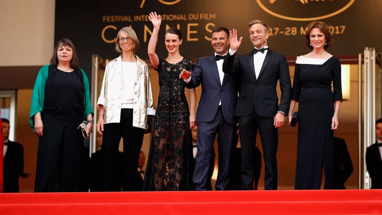 Françoise Nyssen and the team of the film - L'Amant double (Amant Double) © Andreas Rentz / Getty Images