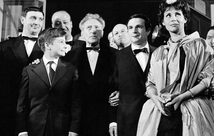 1959 - Jean Cocteau et François Truffaut entourés de l'équipe des "400 coups" © D. Fallot / Ina