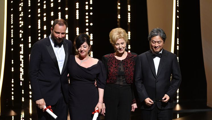 Yorgos Lanthimos and Lynne Ramsay,  Award for Best Screenplay - Marisa Paredes and  Park Chan-wook © Alberto Pizzoli / AFP