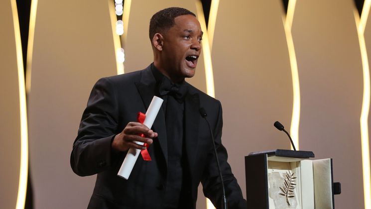 Will Smith with the 70th Anniversary Prize won by Nicole Kidman © Valery Hache / AFP