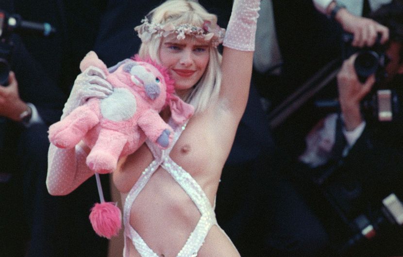 En 1988, la député du Parti Radical Italien, Illona Staller, monte les marches. Elle est également connue comme actrice pornographique sous le pseudonyme Cicciolina et épousera le jeune premier de l'art contemporain, Jeff Koons. © AFP