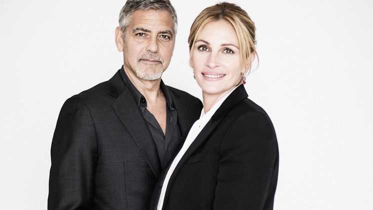 George Clooney et Julia Roberts étaient vraiment cool. George est arrivé le premier. Julia est arrivée un verre d'eau à la main. Je lui ai dit de faire attention à la petite marche et elle a fait mine de tomber et de me renverser le verre dessus. © François Berthier / Getty Images