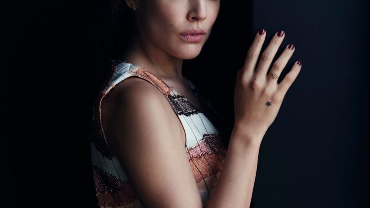 Instant singulier issu de l'ombre avec la magnifique Adriana Ugarte. Cannes 2016. © Thomas Laisné / Getty Images