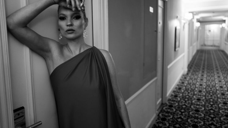 #KateMoss#kma s'arrête un instant dans le couloir de son hôtel avant de se rendre sur le Tapis rouge @Chopard © Greg Williams