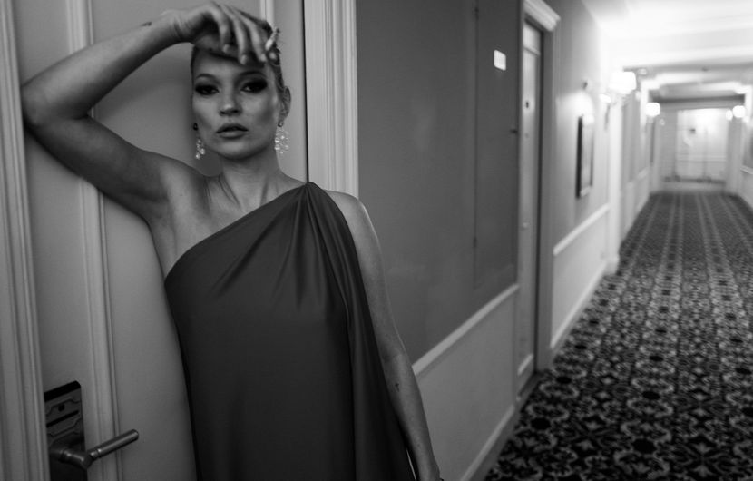 #KateMoss#kma s'arrête un instant dans le couloir de son hôtel avant de se rendre sur le Tapis rouge @Chopard © Greg Williams
