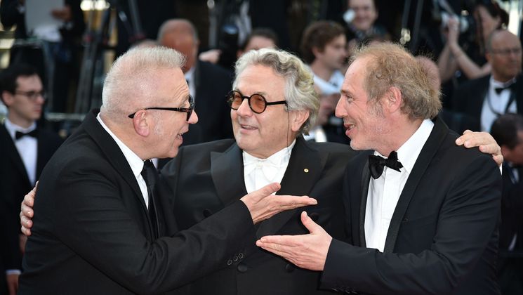 George Miller et Arnaud Desplechin, members of the Feature Films Jury and Jean-Paul Gaultier © Alberto Pizzoli / AFP