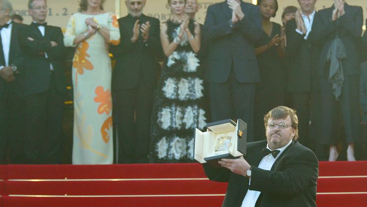 Le Jury des Longs métrages et Michael Moore, Palme d'or - Fahrenheit 9/11 © Mike Marsland / WireImage / Getty Images