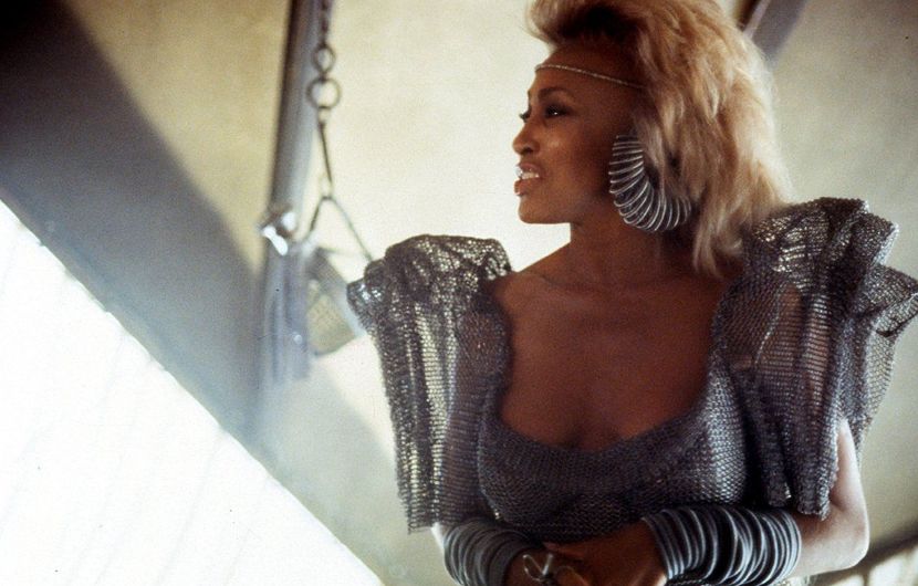Tina Turner dans Mad Max : Au-delà du dôme du tonnerre (Mad Max Beyond Thunderdome) de George Miller et George Ogilvie - 1985 © DR