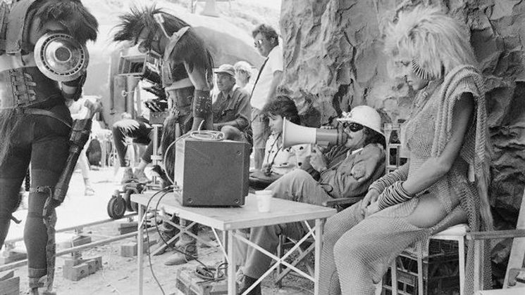 George Miller et Tina Turner sur le tournage de Mad Max : Au-delà du dôme du tonnerre (Mad Max Beyond Thunderdome) - 1985 © DR