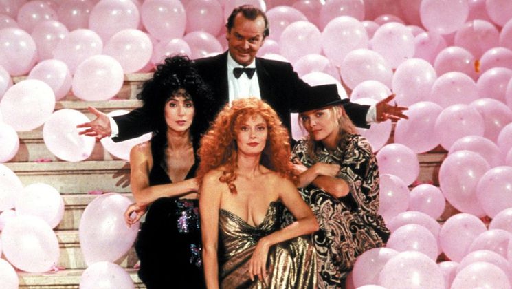 Jack Nicholson, Cher, Susan Sarandon and Michelle Pfeiffer in The Witches of Eastwick by George Miller - 1987 © RR