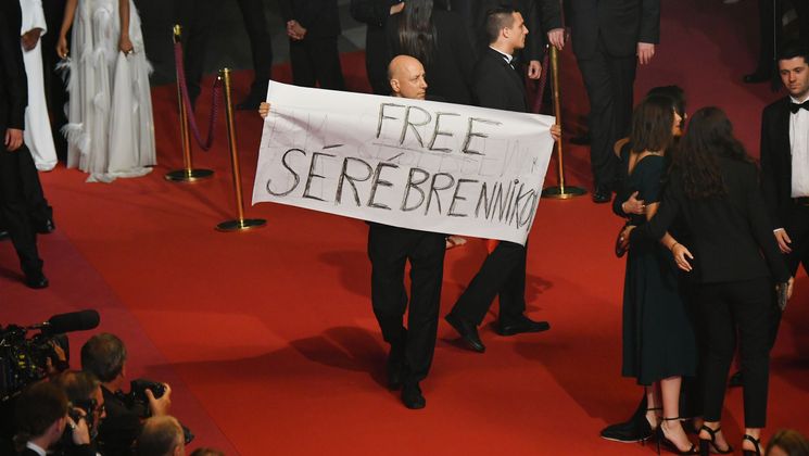 Un homme tient l'affiche pour la libération de Kirill Serebrennikov © Emma McIntyre/Getty Images