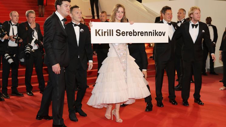 Équipe du film Leto (L'Été) avec l'affiche pour la libération de Kirill Serebrennikov © Vittorio Zunino Celotto/Getty Images