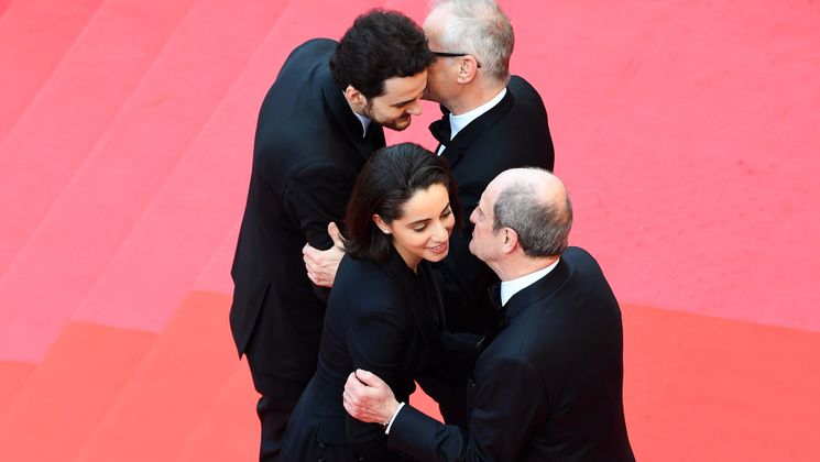 Abu Bakr Shawky, Dina Emam with Pierre Lescure and Thierry Frémaux - Yomeddine © Loic Venance/AFP